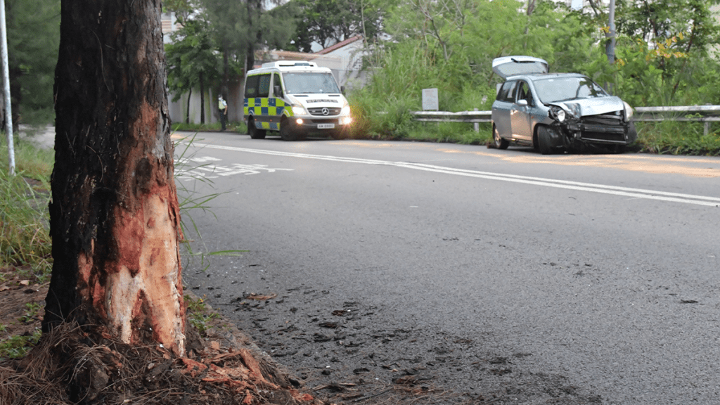 火炭私家车失控撞大树 司机受伤送院 疑地下满布油迹累跣胎