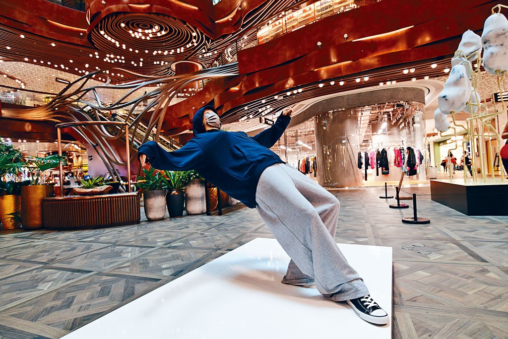 徐震的《只要一瞬間》，以身體裝置的方式重塑時間停頓。