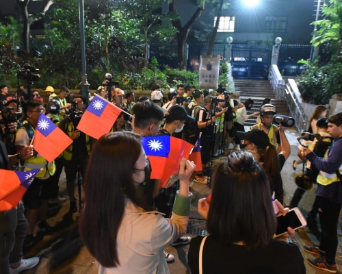 示威者揮動「青天白日滿地紅旗」。