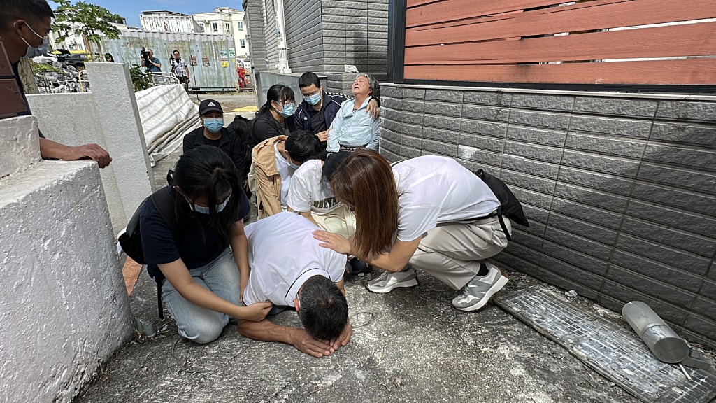 死者丈夫跪地痛哭。劉漢權攝 死者丈夫跪地痛哭。劉漢權攝
