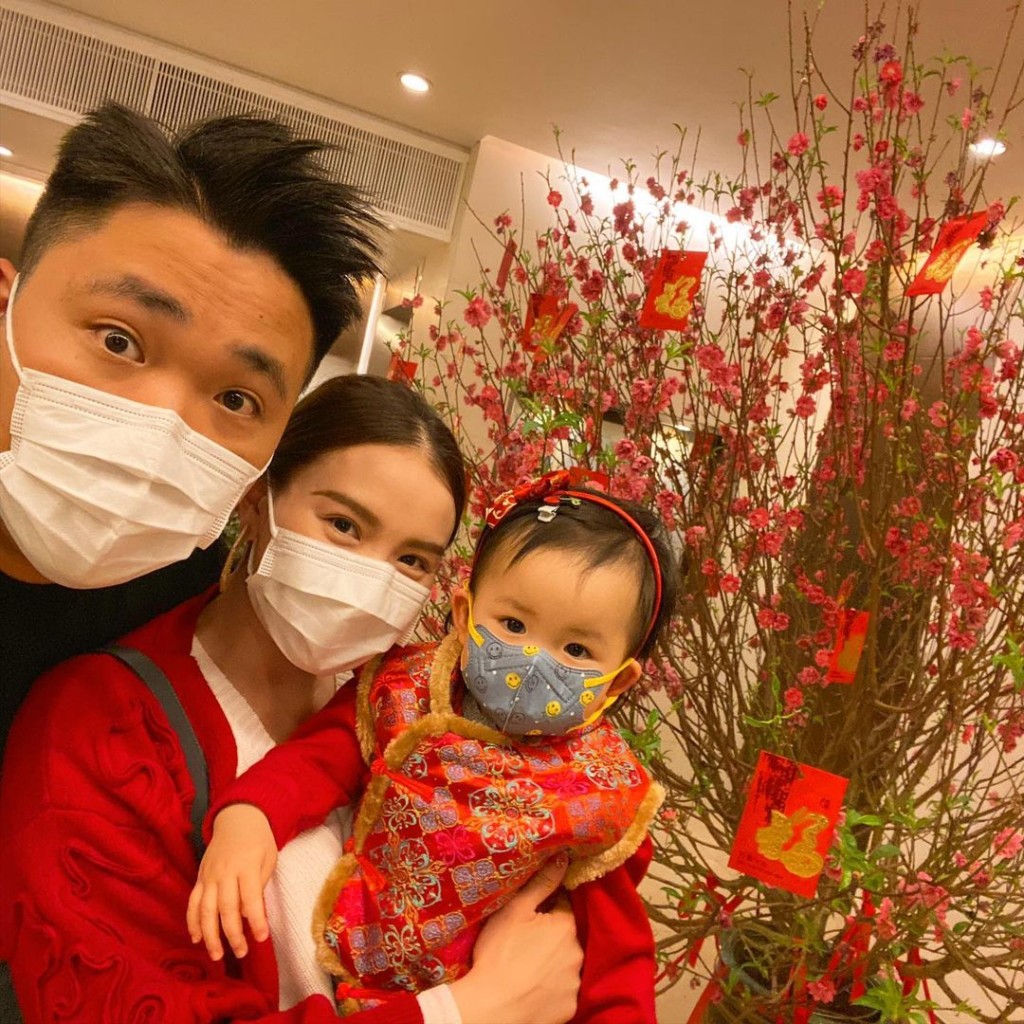 容祖兒細佬一家三口。