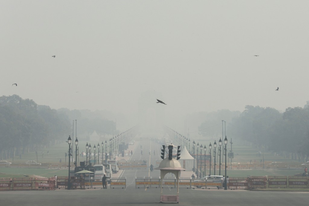 印度新德里街頭早上的霧霾，令視野欠佳。路透社