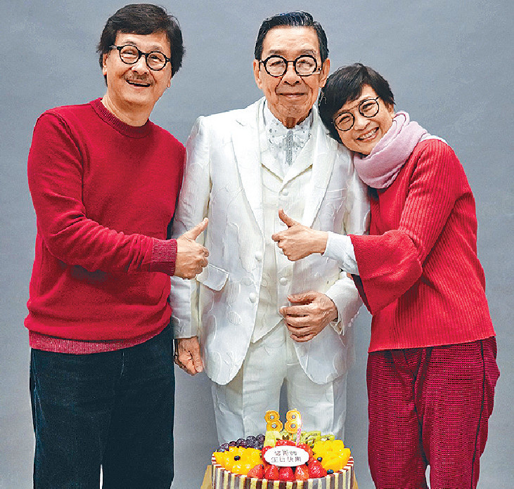 ■演唱會本於去年舉行，當時修哥以一身白馬王子look影宣傳海報，演唱會老闆孫敬安及盧敏儀仲同修哥賀壽。