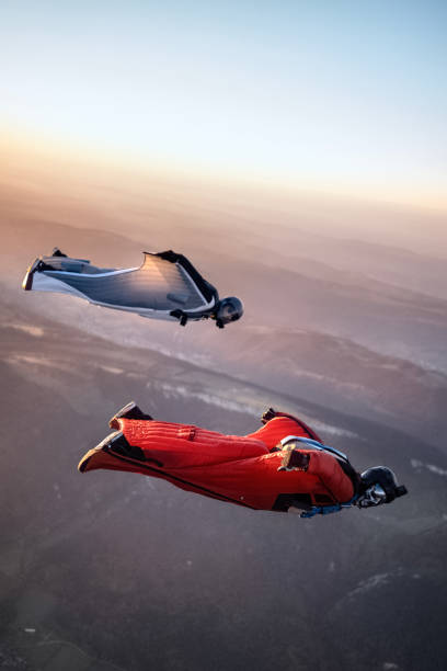 翼裝滑翔近年深受追求刺激人士喜愛，2018年，法國人尼古拉斯在玩這種刺激玩意時，不幸在空中與飛機相撞，頭顱被機翼瞬間斬落。