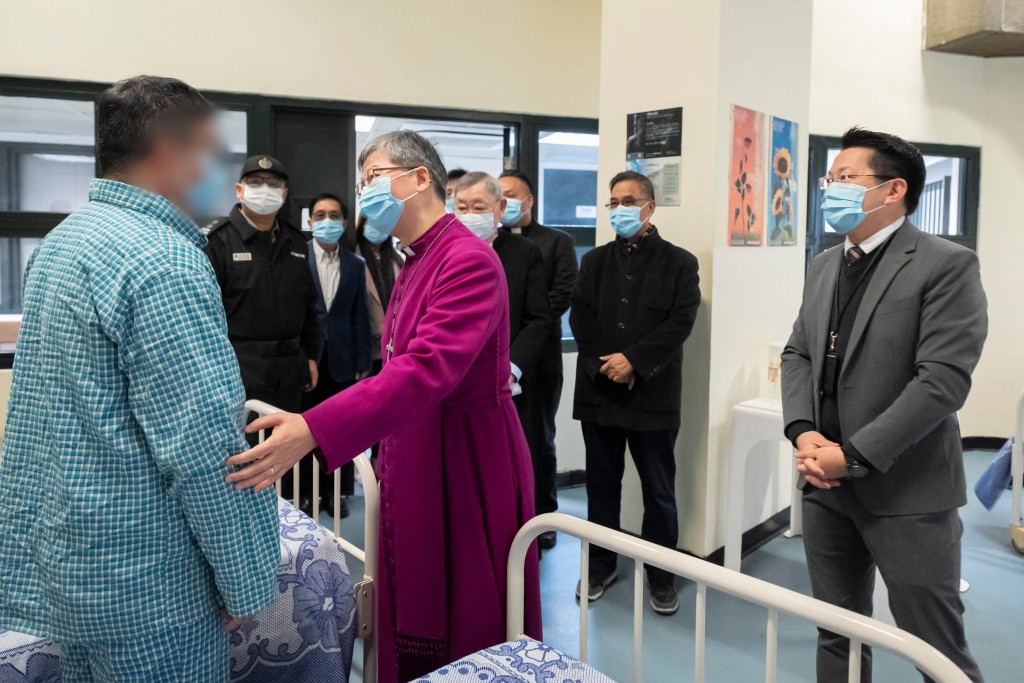 陳謳明在懲教署副署長吳超覺（前排右）陪同下，到訪白沙灣懲教所醫院。