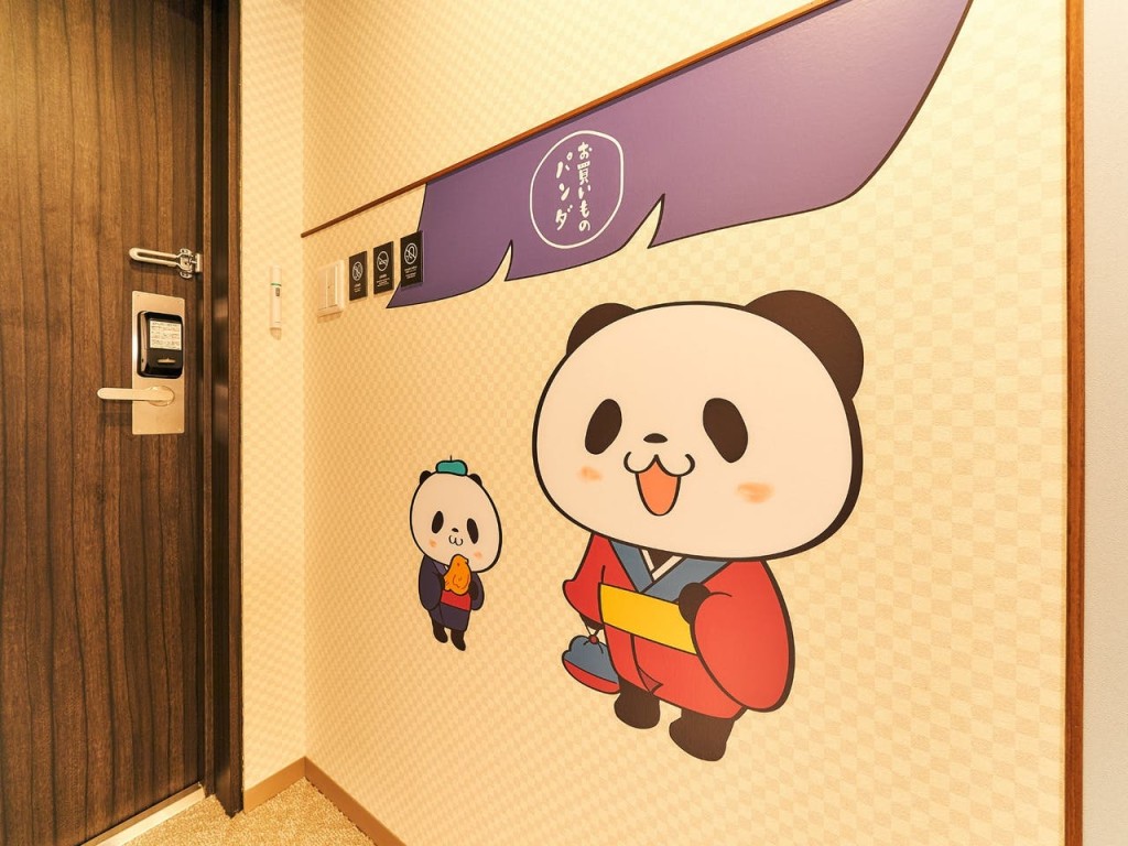 超萌的買物熊貓裝飾會在房間大門旁邊歡迎客人。