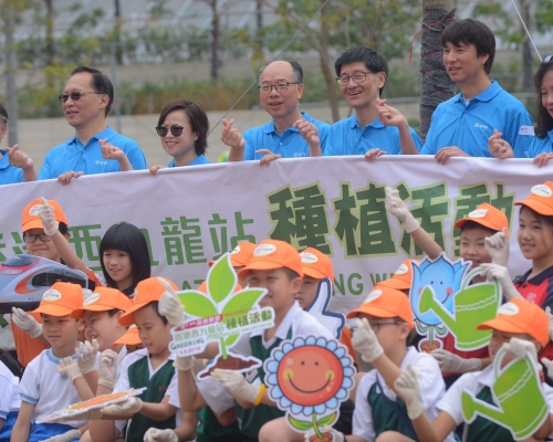 陳帆(上排中)希望議員以平常心去討論一地兩檢條例草案。