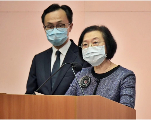 陳肇始（右）表明會繼續疫苗接種計畫。