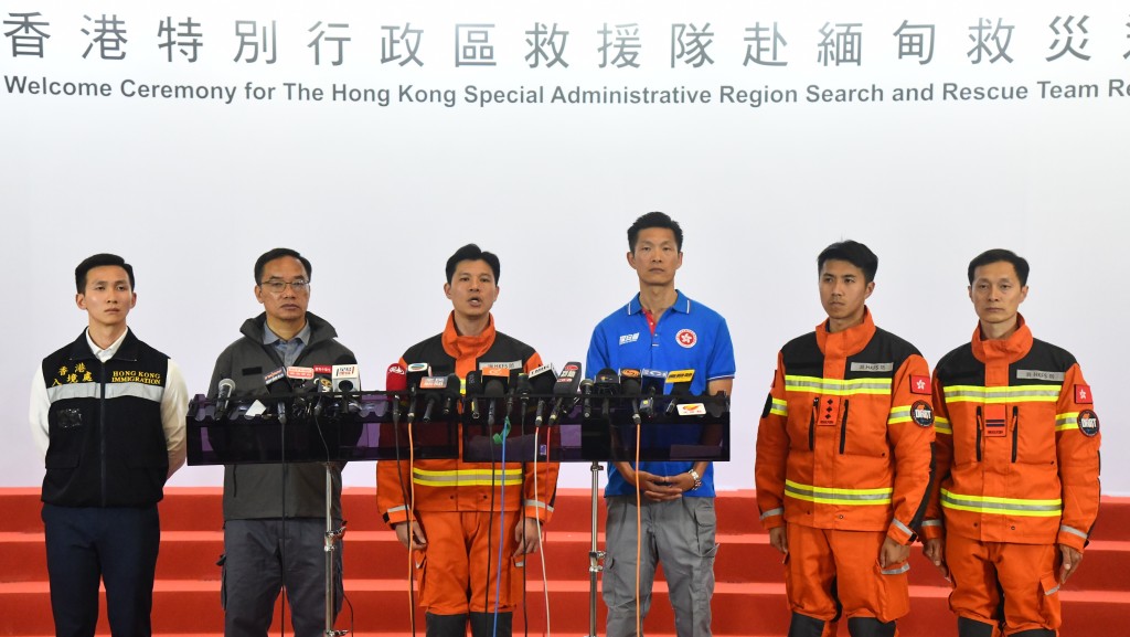 救援隊返港後交代在緬甸救援的情況。徐裕民攝