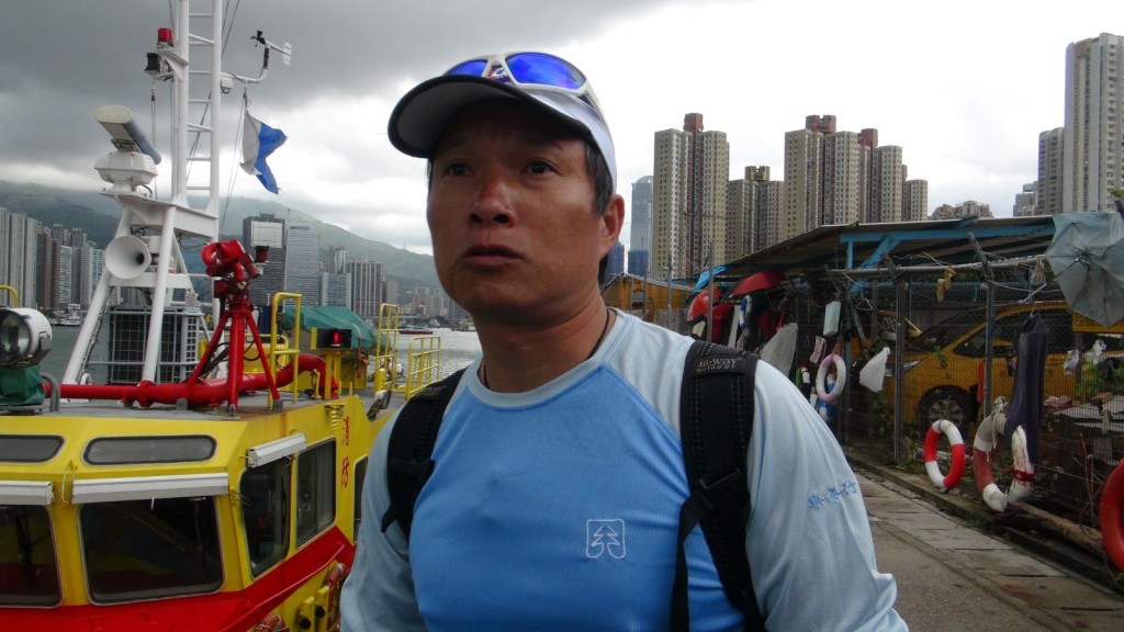 失蹤巴士司機的同事到案發現場了解情況。