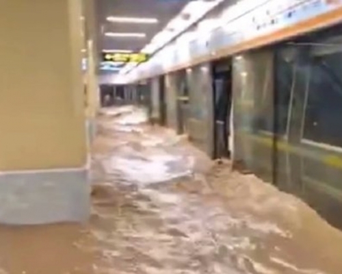 鄭州地鐵指擋水牆被沖毀導致水淹事故。網圖