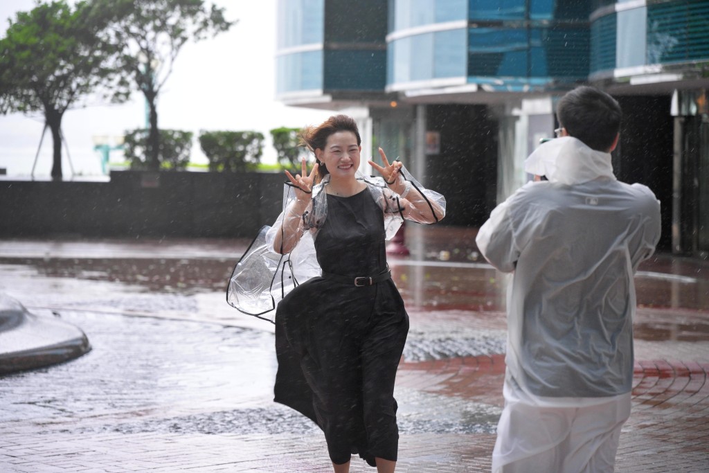 有市民冒雨在红磡海滨打卡。苏正谦摄 有市民冒雨在红磡海滨打卡。苏正谦摄
