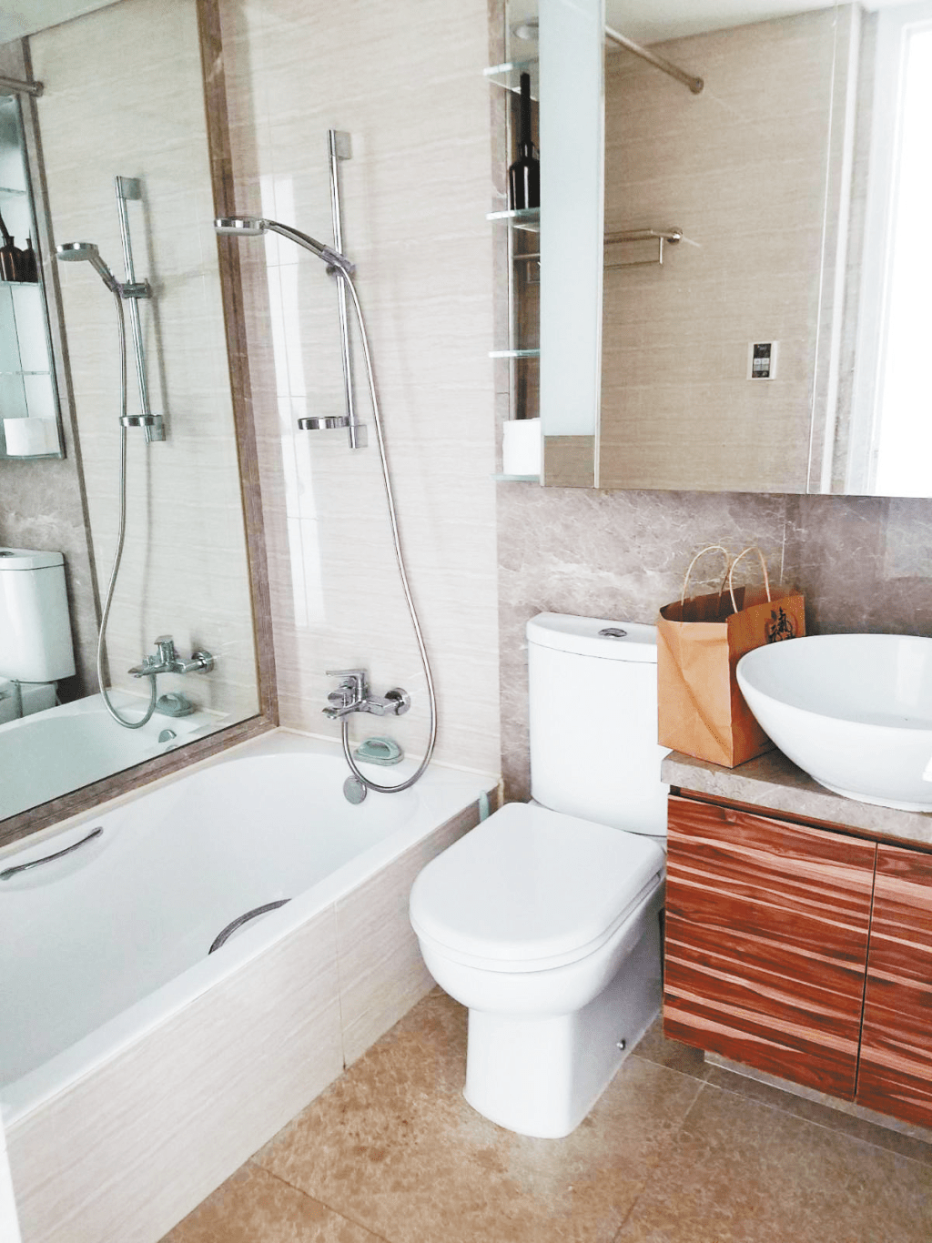 浴室设有大面镜子，方便护理。