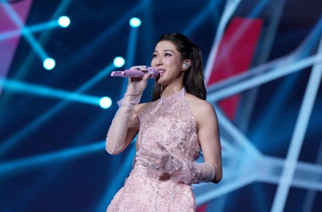 鍾嘉欣她笑言跟曾比特合唱，有種找回初戀感覺。