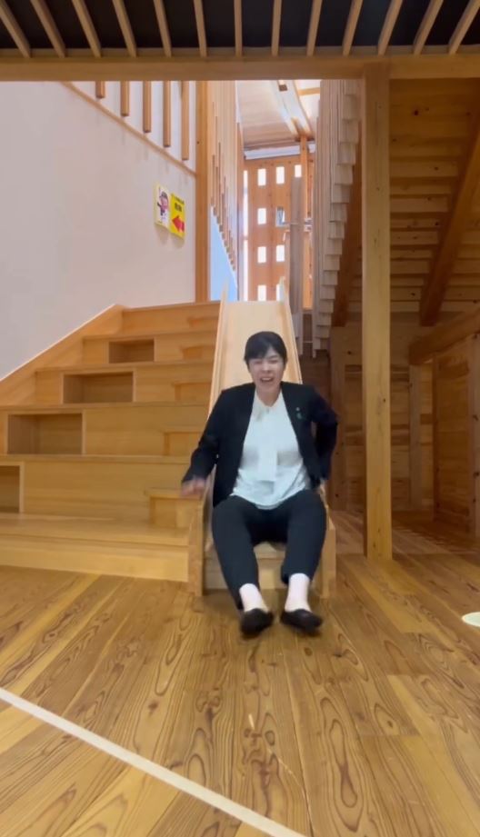 日大臣小野田紀美的爆笑瀡滑梯短片，在網上廣傳。Ｘ