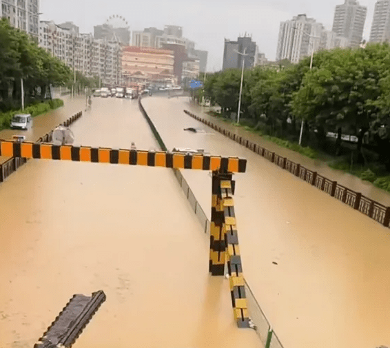 东莞暴雨引发严重水浸。家庭E生微信公众号
