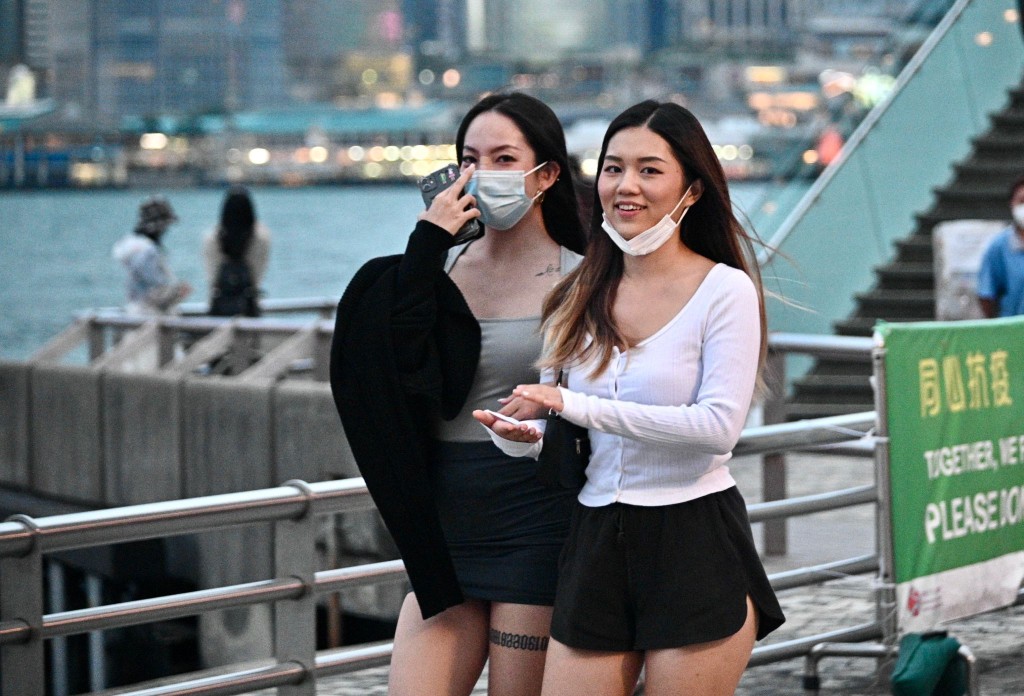天文台預測一道冷鋒本周後期橫過華南沿岸,有驟雨氣溫顯著下降。