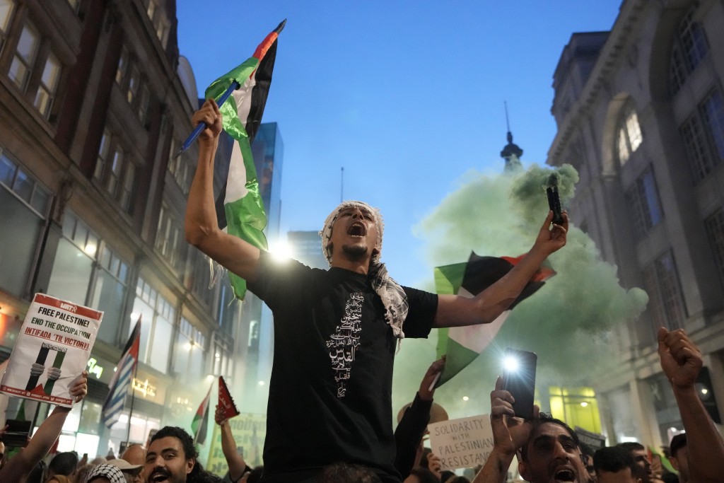 在倫敦舉行的親巴勒斯坦示威活動中，高舉巴勒斯坦國旗。AP