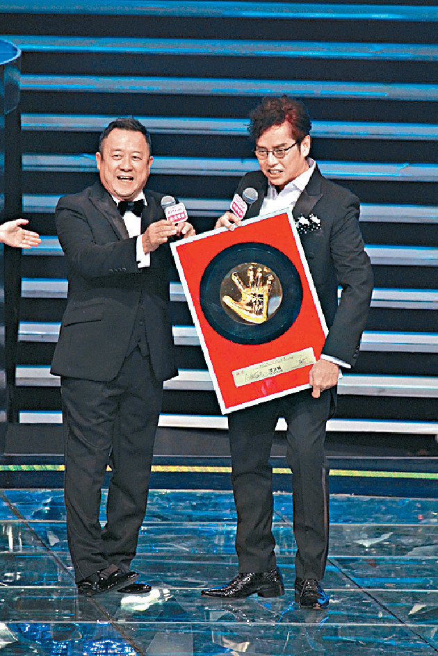 獲獎無數 ■7年前譚詠麟於港台《十大中文金曲頒獎禮》上，獲「名人堂」榮譽獎金手印。