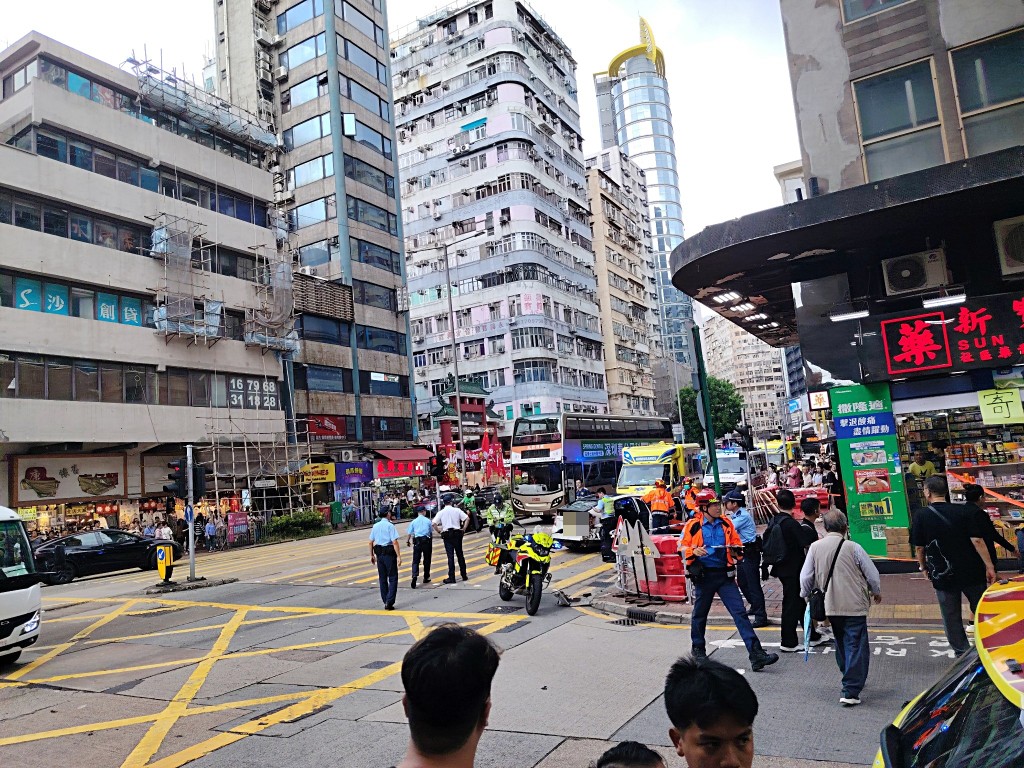 警員封鎖現場搶救。網圖