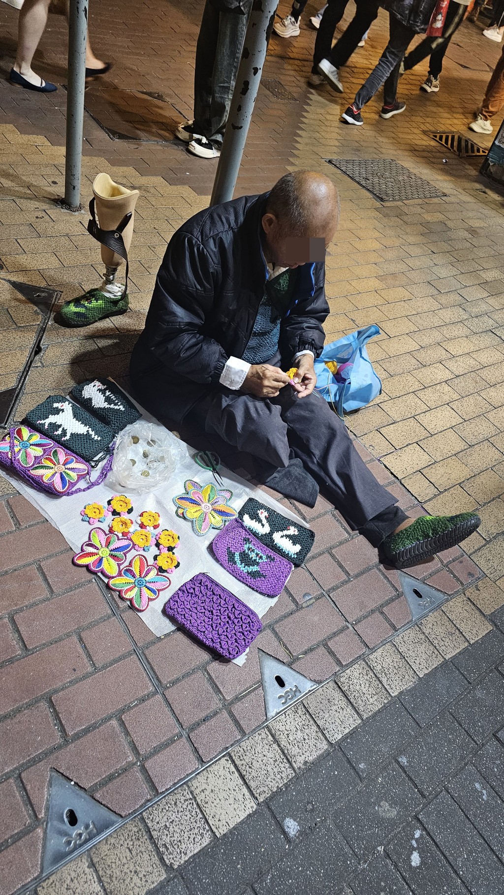 旺角砵蘭街有殘疾長者擺賣冷線編織而成的手工藝術品。 徐裕民攝