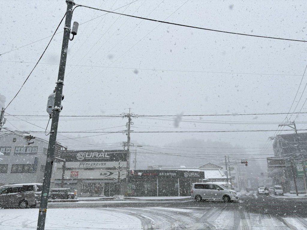 日本多地遭暴雪侵襲，交通大規模中斷。X@1484_Rintaro