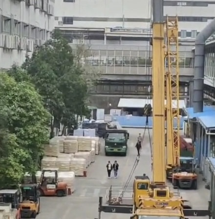 網傳深圳觀瀾富士康搬設備拆生產線。