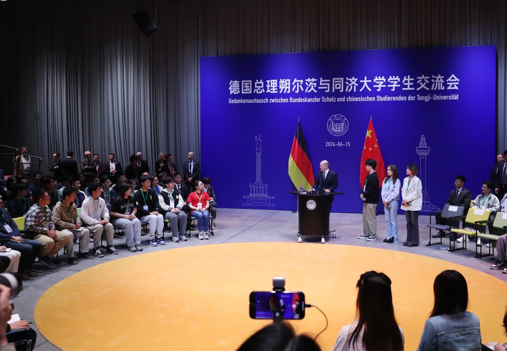 德國總理朔爾茨在上海同濟大學嘉定校區與學生進行交流。（中新社）