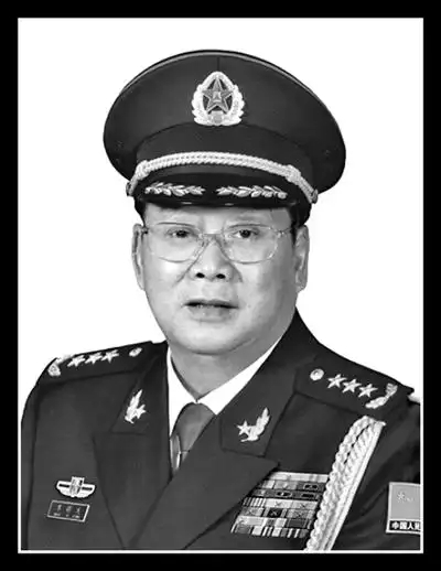 中央军委原委员廖锡龙因病逝世。