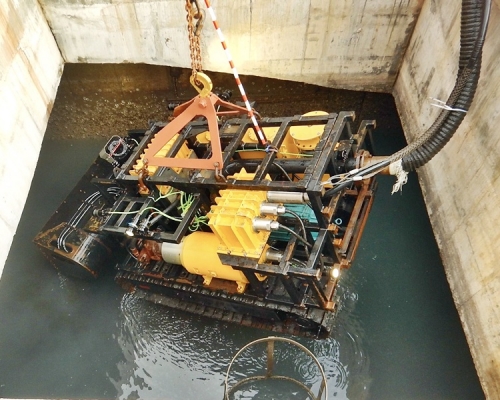 遙控清淤機械人進入淹浸箱形雨水渠。