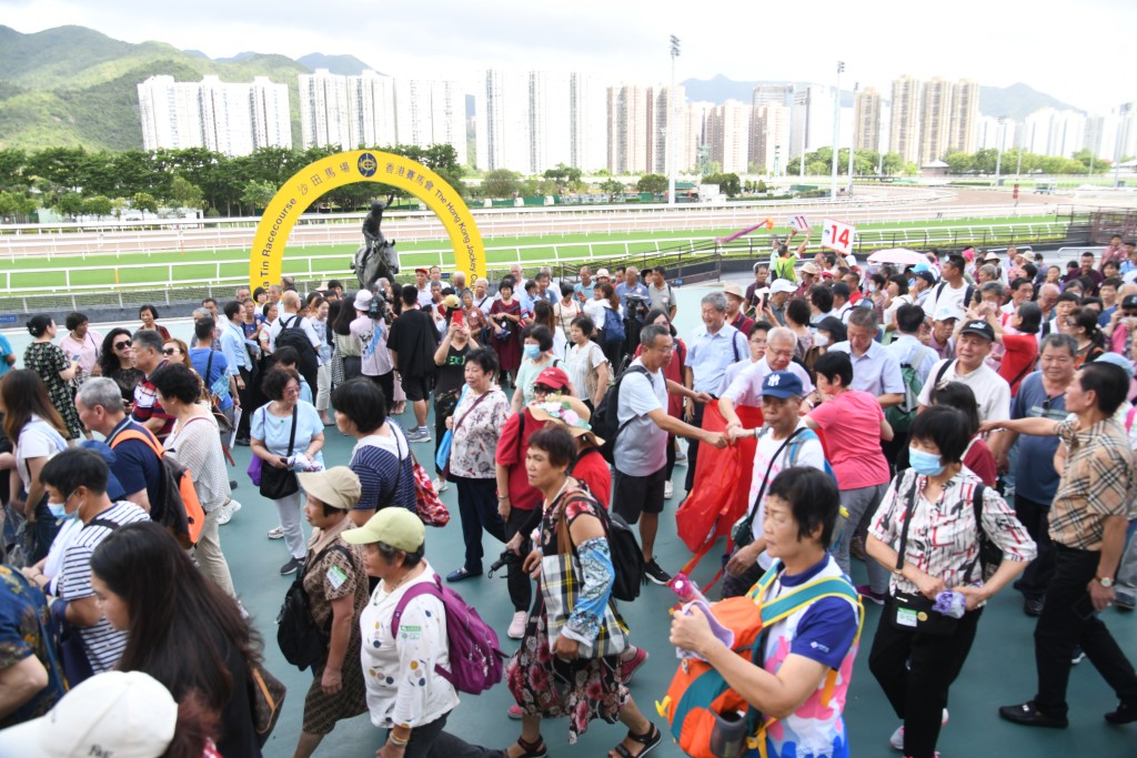 而本日的焦點賽事為「香港回歸盃」，屬第二班途程1400米的賽事，於下午6時35分開跑。何健勇攝