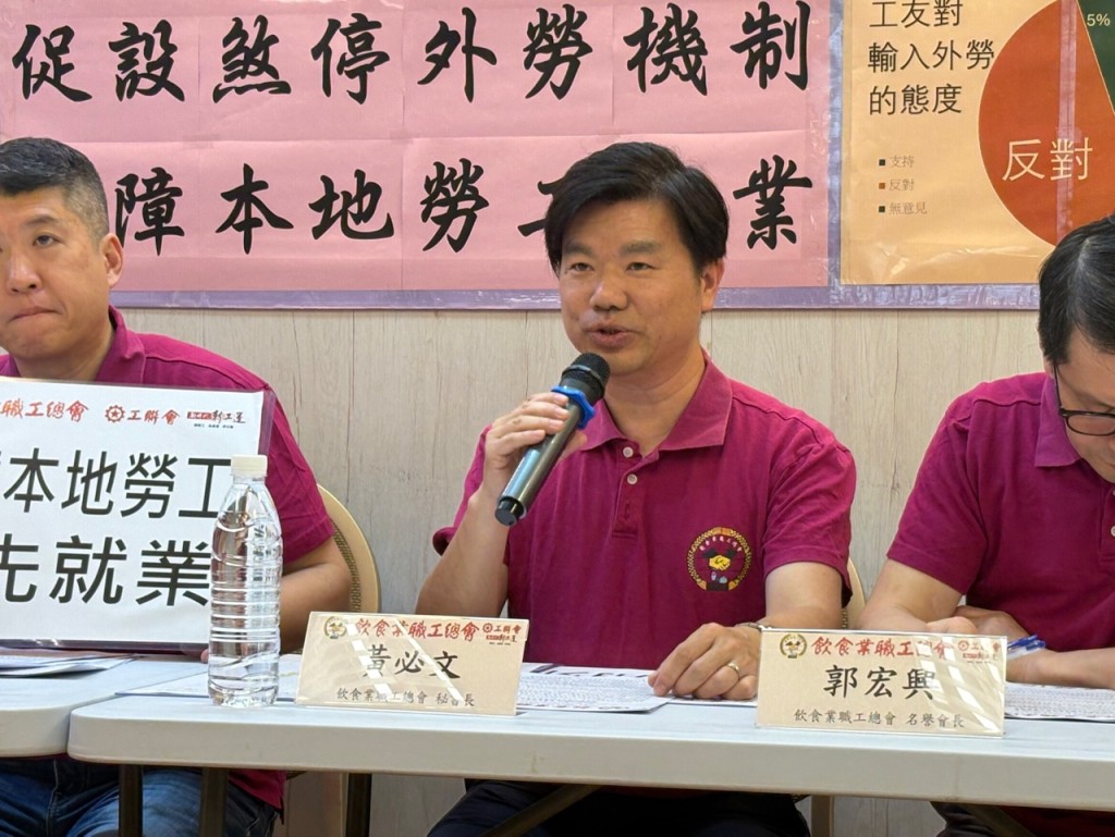 黃必文則指出,近半年工會不斷收到本地工友的失業求助。黃子龍攝 黃必文則指出,近半年工會不斷收到本地工友的失業求助。黃子龍攝