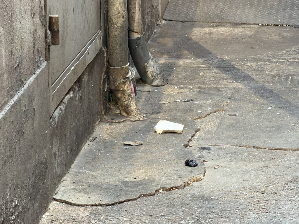 石屎墮地碎開。