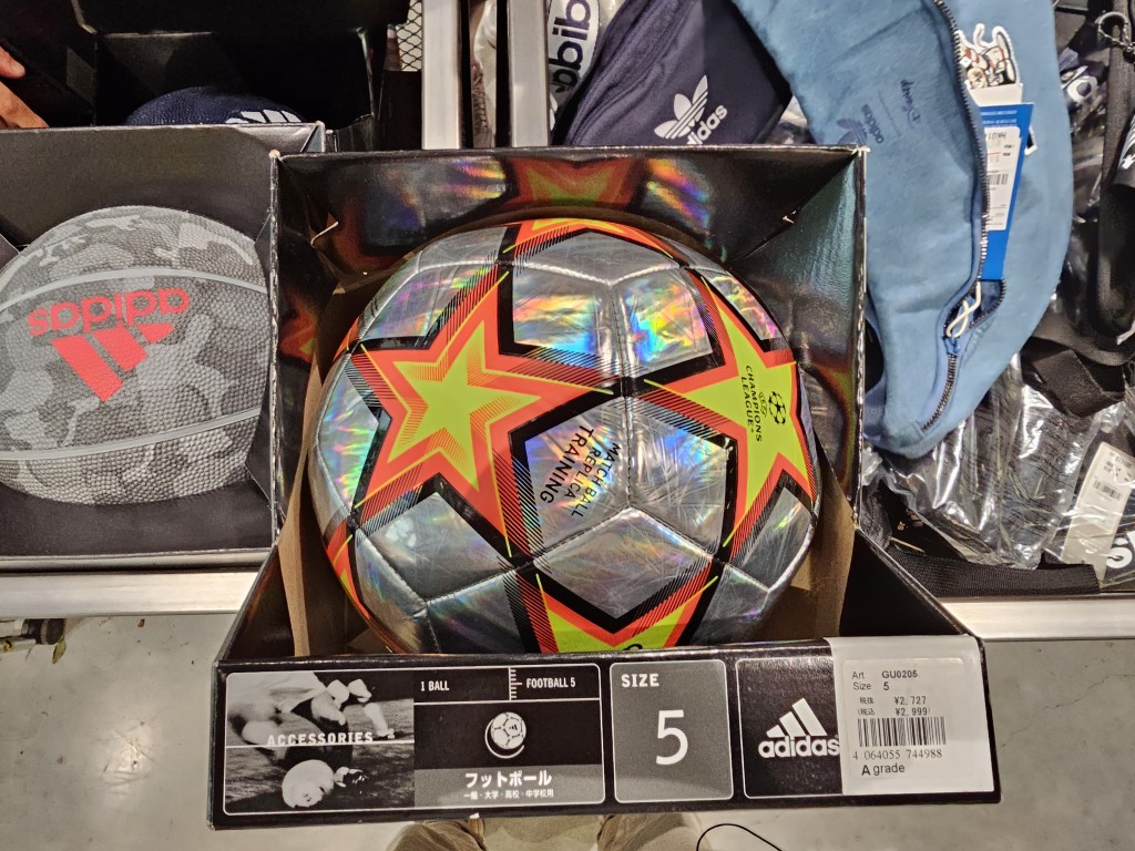 店舖內有不少足球物品發售。