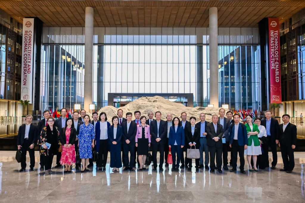 教育局局長蔡若蓮率領香港高等院校代表團繼續訪問北京。  ​