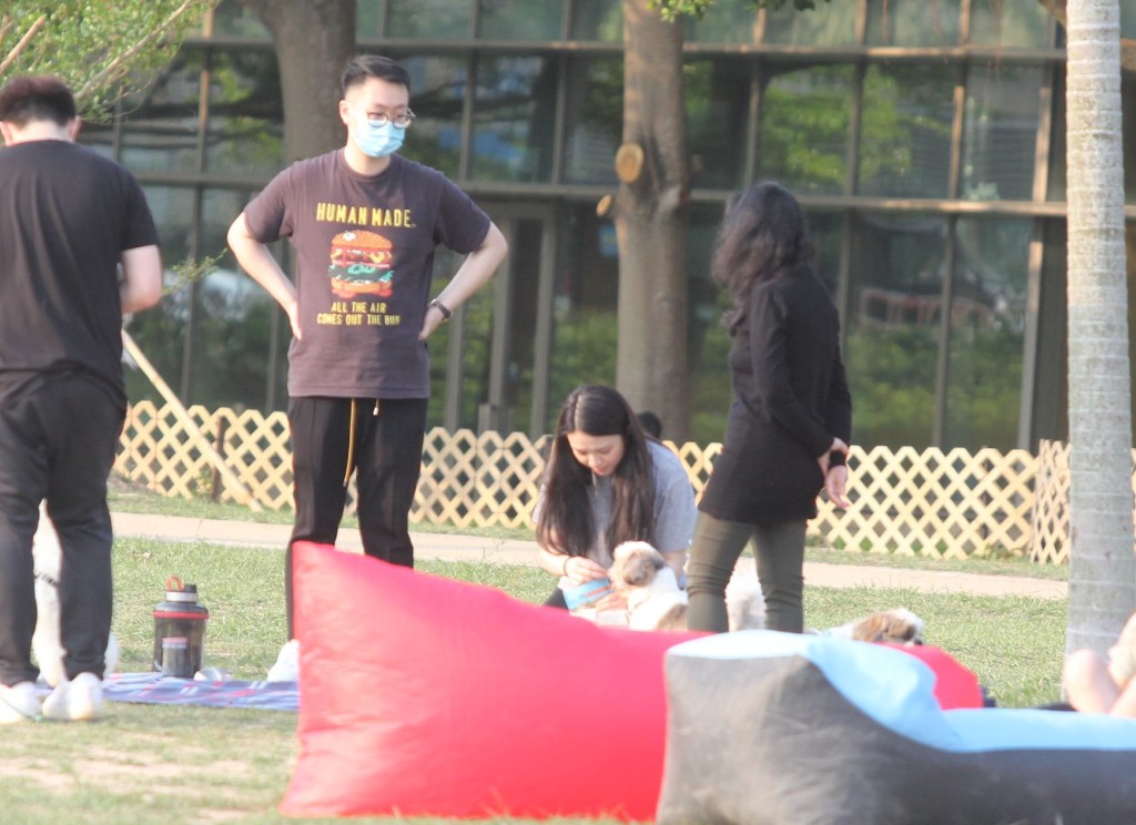 遠離人群的JW先餵飽「主子」Cassi,再自己飲嘢解渴。