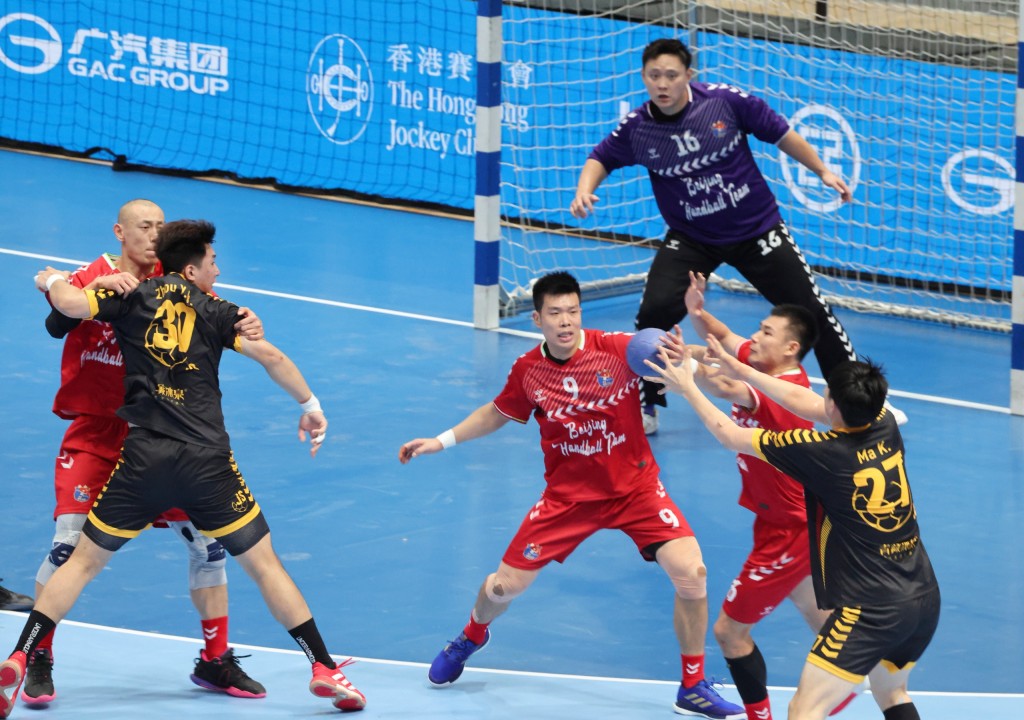 港隊周一銅牌戰將對紅衫的北京隊,後者以一分在四強負江蘇隊。徐嘉華攝 港隊周一銅牌戰將對紅衫的北京隊,後者以一分在四強負江蘇隊。徐嘉華攝
