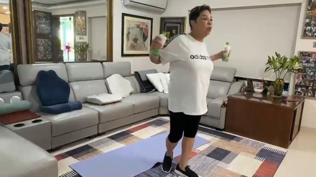 肥媽為了健康,積極鍛鍊,網民讚她清減了不少。 肥媽為了健康,積極鍛鍊,網民讚她清減了不少。