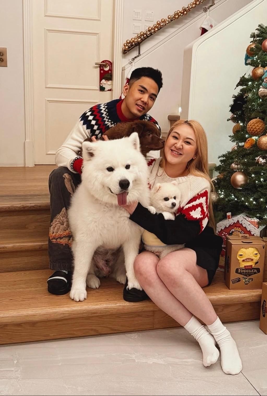 兩人與愛犬飛雲、哈利、Pickle一家五口樂融融。