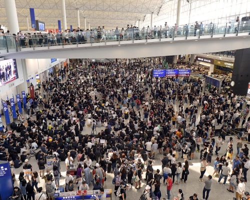 再有網民發起明天在機場集會。資料圖片