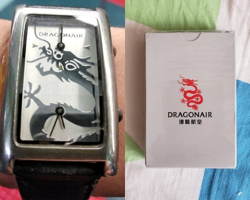 飛機迷上載手錶和啤牌等紀念品。Ken Lau及Oliver Wu圖片