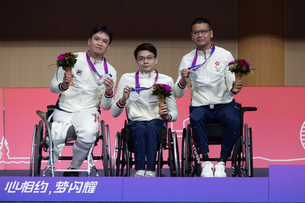   邝远兴(左起)、陈曦全、陈颖健斩获男子佩剑团体赛银牌。  中国香港残疾人奥委会图片