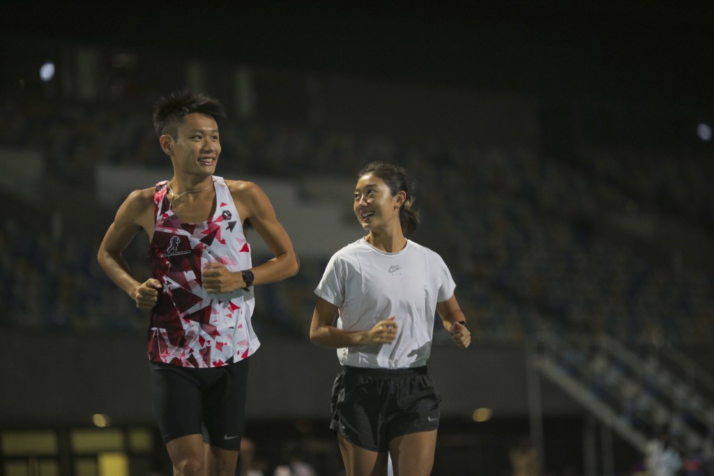 上屆男子全馬全場總冠軍黃啓樂（左）和女子10公里賽冠軍羅映潮（右）。資料圖片