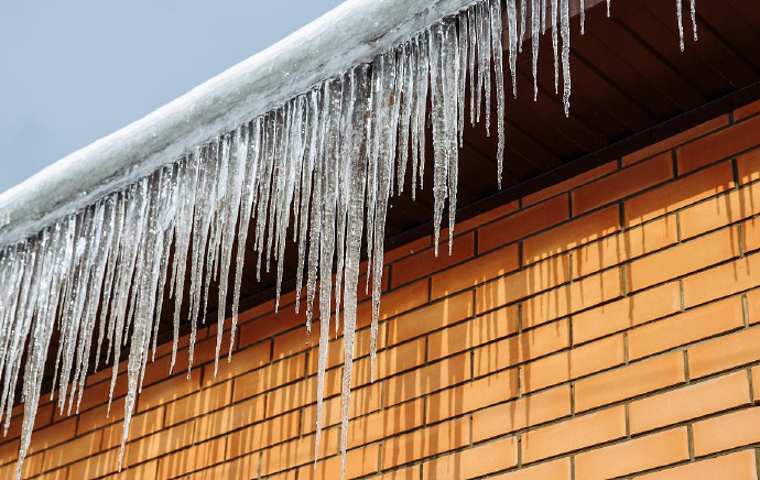 中国北方冬季房顶常见冰锥形成，不时发生伤人事件。