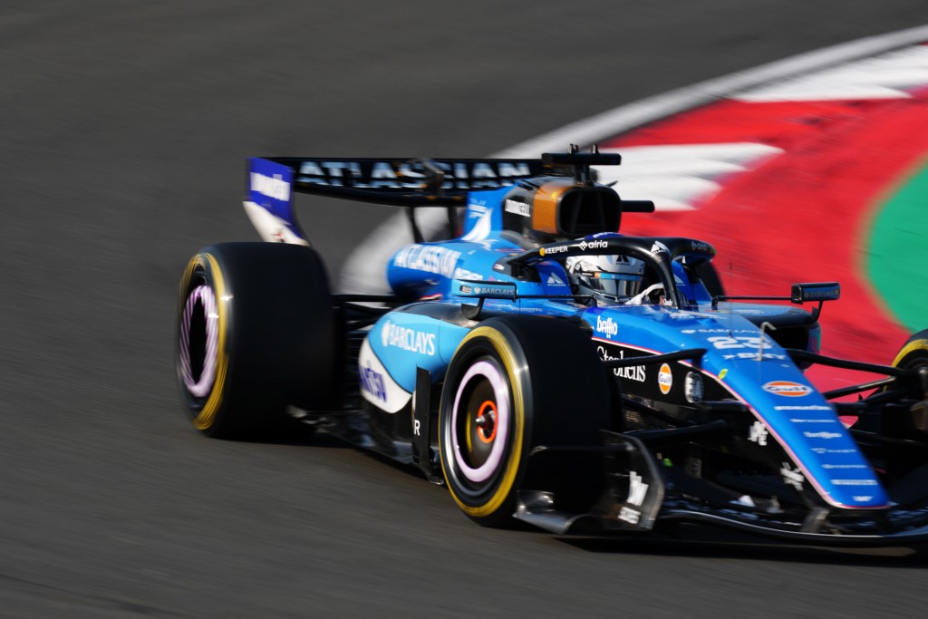 F1威廉姆斯車隊車手阿爾本駕駛賽車。中新社