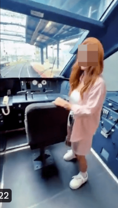 女子也在駕駛椅前擺拍。