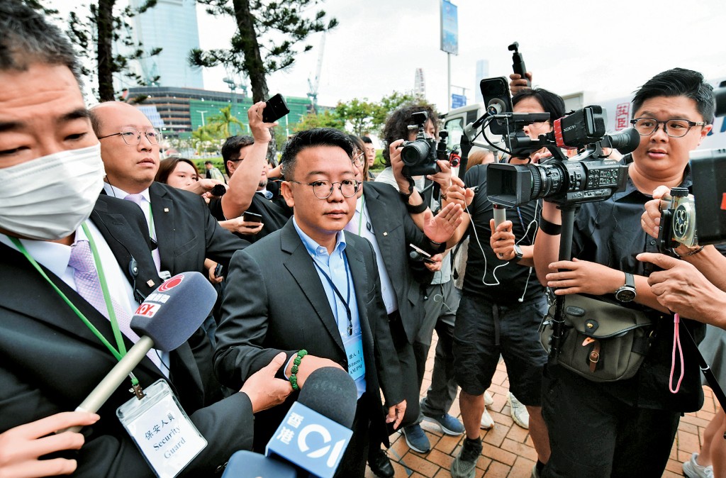 宏泰消防工程有限公司董事鍾傑文昨日作供，指一般維修消防水缸毋須「鋪磚仔」，不明白宏福苑為何有此安排。