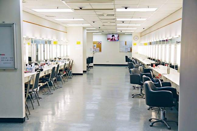 昨日化妝間內，一個藝員都沒看見。