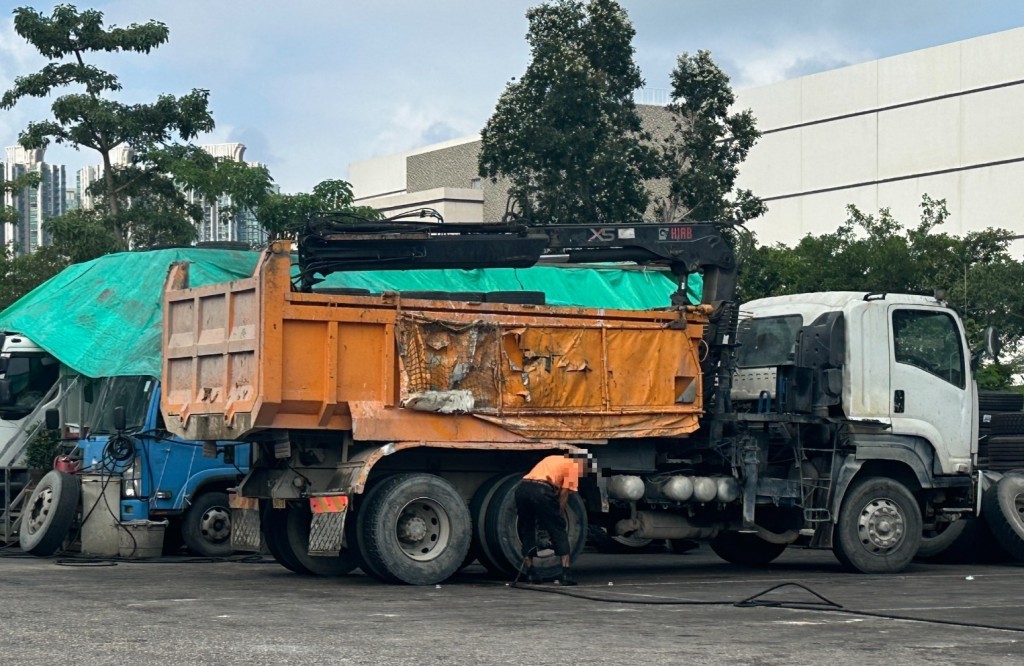 不少重型車輛來修補車胎。