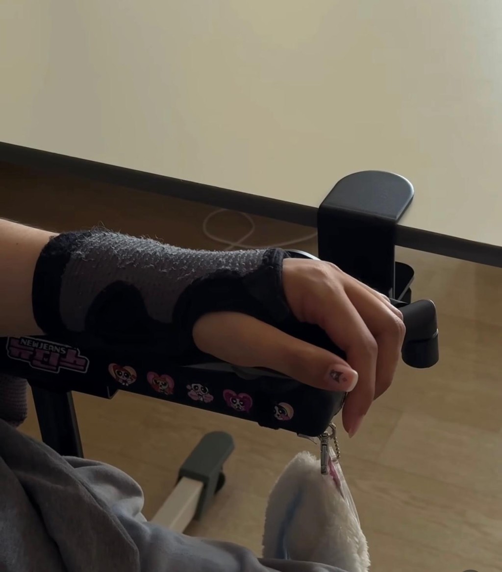 阿Mo指甲上貼上的卡通貼紙。